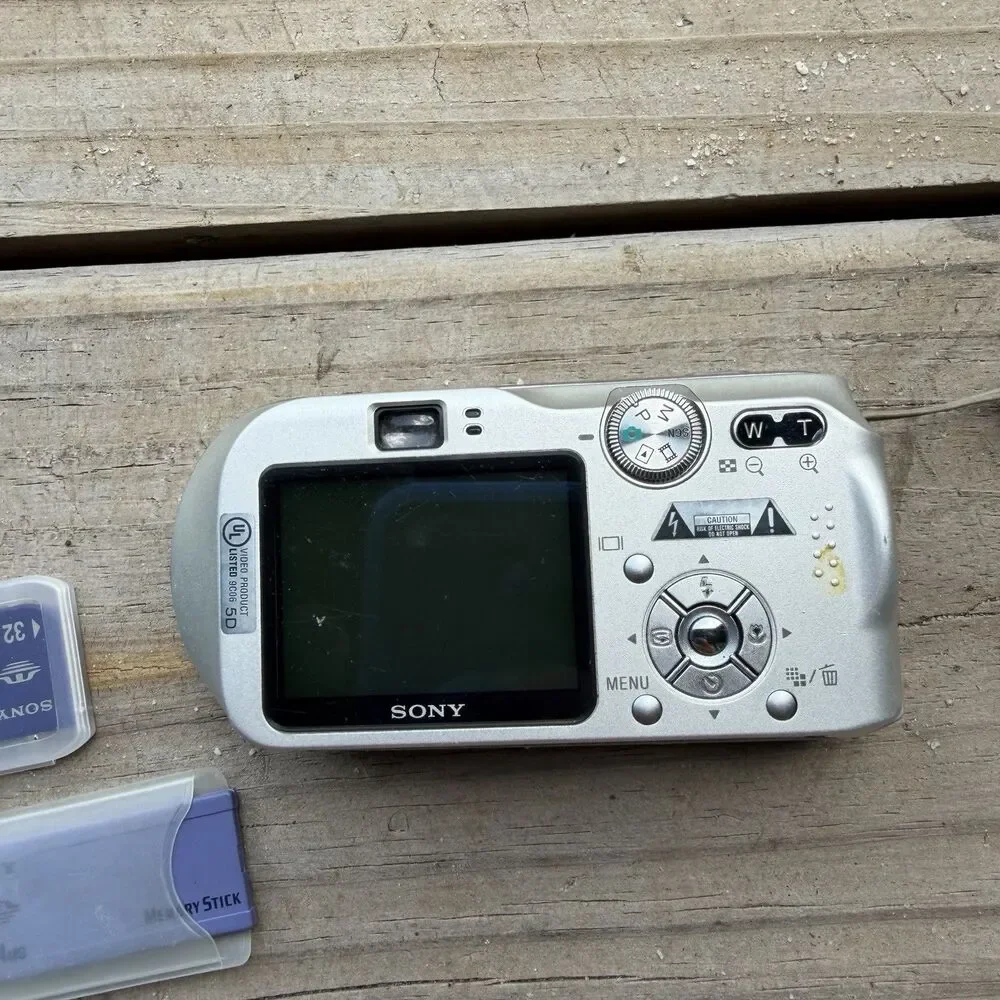 Sony Cybershot DSC-P200 7.2MP Digital Camera With Memory Card (no Charger)